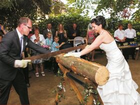 Hochzeitsfeier mit Baumstammsägen - Hochzeitslocation im Waldhaus Colditz in Sachsen